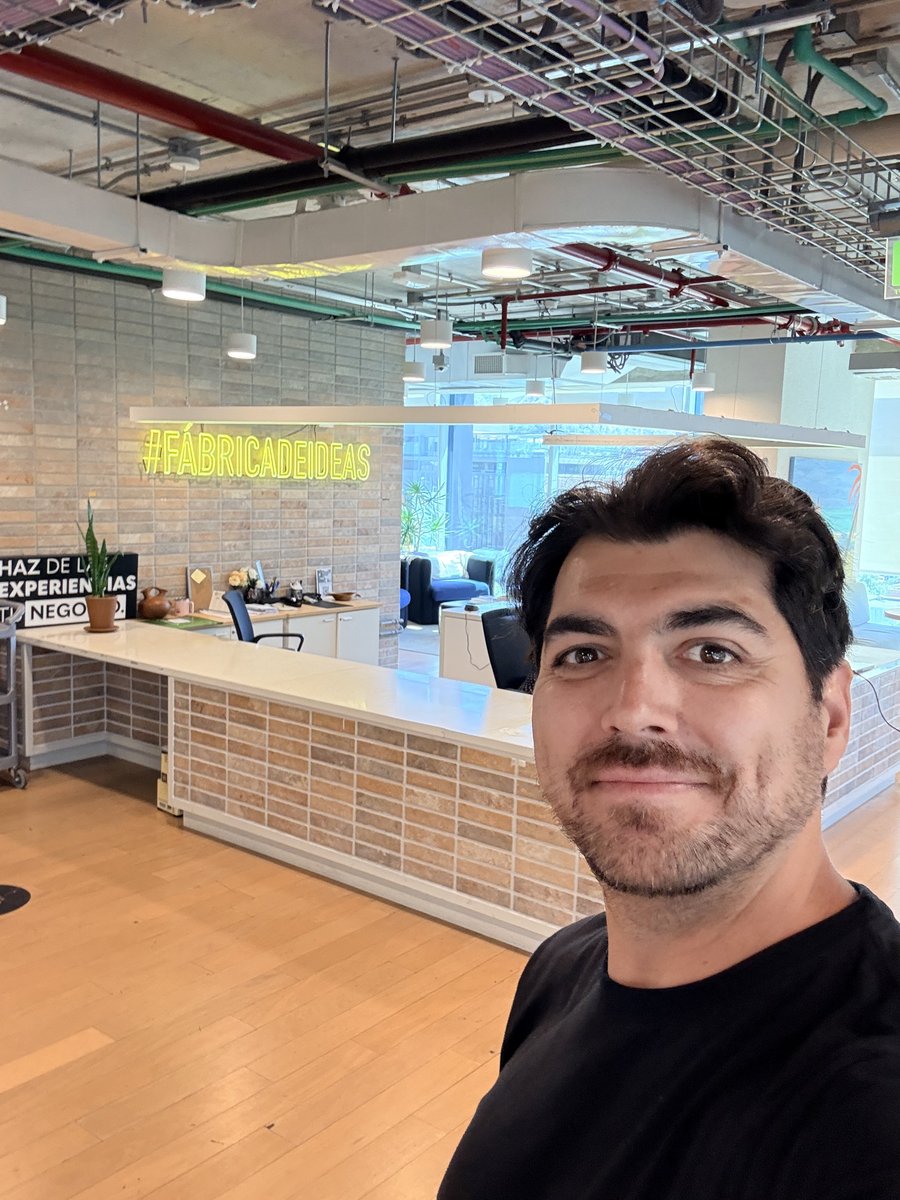 Sebastián Suárez en espacio de cowork Fábrica de Ideas