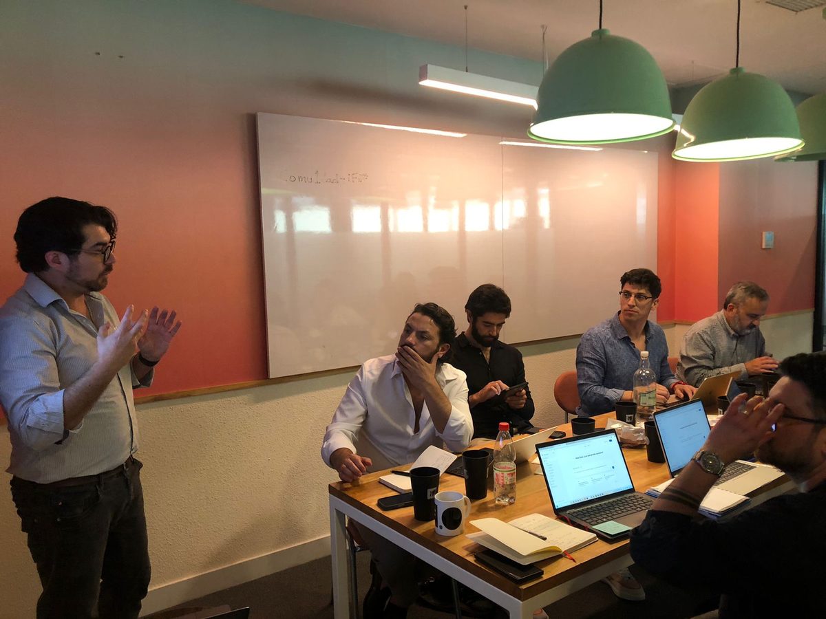 Sebastián presentando en conferencia sobre consultoría y estrategia digital