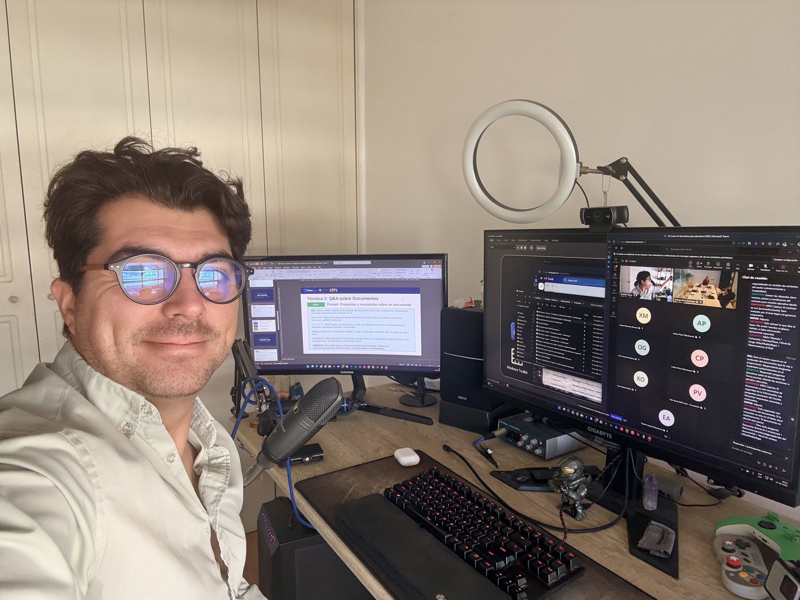 Setup de grabación del podcast Esto es una Simulación con dos pantallas